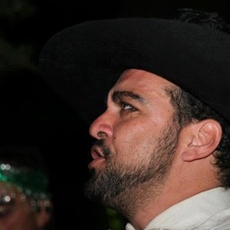 485709_4419160078653_1247087615_n